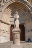 <center>Eglise des Réformés ou de saint-Vincent-de-Paul.</center>Statue de Jeanne d'Arc. Par Louis Botinelly. Quatre reliefs décorent son piédestal.