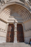 <center>Eglise des Réformés ou de saint-Vincent-de-Paul.</center>Sur le trumeau, une Vierge couronnée à l'Enfant qui tient le globe terrestre..