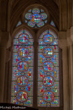 <center>Eglise des Réformés ou de saint-Vincent-de-Paul.</center>Collatéral de gauche. Première chapelle. Les collatéraux et le chœur sont décorés de verrières à médaillons figuratifs:  scènes  du Nouveau Testament, les vertus, les béatitudes, les traits principaux de nombreux saints de Provence. Les vitraux ont été réalisés d'après les cartons de l'abbé Pougnet, par le maître-verrier lyonnais Edouard Amédée Didron entre 1884 et 1885. Le vitrail raconte la vie de Saint Jean-Baptiste. De bas en haut et de gauche à droite : Annonciation à son père Zacharie, la Visitation, le prêche, le baptême des convertis, le baptême du Christ, son arrestation , ?, sa décapitation, la présentation de sa tête à Hérode et Hérodiade, ses funérailles et, en haut, sa mise au tombeau.