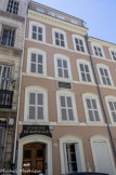 <center>L'académie de Marseille.</center>L'Académie des sciences, lettres et arts de Marseille est une société savante marseillaise. Elle fut créée en 1726 et réunit des personnalités provenant des arts et lettres et des sciences de Marseille. Le bâtiment a été donné à l'Académie par Félicie Dosne, la belle-soeur de Thiers en 1905.