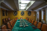 <center>L'académie de Marseille.</center>La salle de réunion. Au mur, les portraits de François Joachim de Pierre de Bernis de l'Académie française (1715 – 1794), cardinal, ambassadeur de France auprès du Saint-Siège, troisième protecteur de l'académie de Marseille (1770 – 1794), et d'Armand Honoré de Villars de l'Académie française (1702 – 1770), pair de France, gouverneur de Provence, deuxième protecteur de l'académie de Marseille (1734 – 1770).