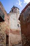 <center>Le village de Roussillon.</center>Beffroi : ancienne porte du Castrum, enceinte fortifiée, le beffroi a été remanié au 19ème siècle, en clocher annexe de l'église.