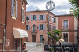 <center>Le village de Roussillon.</center>La Mairie, ancienne maison de L. Serre, à gauche et l'ancienne mairie à droite.