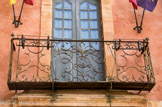 <center>Le village de Roussillon.</center>balcon avec les initiales L S.