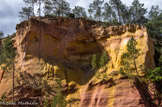 <center>Sentier des ocres.</center>Les oxydes de fer qui accompagnent la kaolinite, suivant leurs concentrations, donnent une couleur qui va du jaune pâle au rouge violacé. L'ocre est donc un mariage de kaolin et de fer, légèrement assaisonné de quartz.