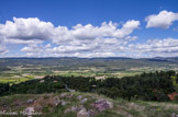 <center>Le village de Roussillon.</center>Vue des Monts de Vaucluse.