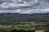 <center>Le village de Roussillon.</center>Au fond, le Ventoux enneigé.