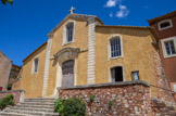 <center>Le village de Roussillon.</center>Eglise St Michel. L'église primitive remonte au 11ème siècle et se situait à l'intérieur des fortifications, face au château. Elle appartint au début du XIIe siècle à l'ordre des hospitaliers de Saint-Jean de Jérusalem. Très remaniée au cours des temps, en particulier du fait de sa situation au bord de la falaise, on remarquera sa façade du 17ème.