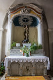 <center>Le village de Roussillon.</center>Eglise St Michel. Les fonts baptismaux, la statue de saint Michel, le crucifix sont du sculpteur local Potevin, de la fin du XVIIIe siècle.