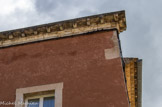 <center>Le village de Roussillon.</center>Maison à fronton et maison à génoise.