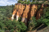 <center>Sentier des ocres.</center>Il y a 110 millions d'années la Provence est recouverte par la mer. Les sables verts et marins se déposent au fond des eaux. Ils contiennent notamment une argile, la glauconie, qui contient des atomes de fer. Puis la mer se retire. Un continent nouveau apparaît et les sables verts se retrouvent à l'air libre. Le climat chaud et humide s'accompagne de pluies intenses qui lessivent le sol sableux et la glauconie se dissout. Les grains de sable résistent et les autres minéraux cristallisent sous la forme d'une argile siliceuse, la kaolinite, et d'oxydes de fer, la jaune goethite et la rouge hématite. Celle-ci s'est concentrée en surface en formant une carapace ferrugineuse qui protège les falaises de l'érosion.