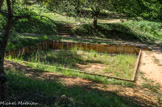 <center>L'ancienne usine  d'ocre Mathieu.</center>Pendant la journée, en automne et en hiver, l'eau et l'ocre arrivent par les canalisations dans les bassins de décantation. La nuit, l'ocre se dépose au fond du bassin. Le lendemain, l'ouvrier ocrier retire les bouchons, en commençant par ceux du haut. L'eau est récupérée en contrebas dans le bassin. Au printemps, les bassins sont remplis d'ocre, les ouvriers les quadrillent afin de pré-découper les mottes. Au début de l'été, il les extraient et les entreposent en murets pour qu'elles sèchent au soleil. Il faut donc une année pleine pour produire de l'ocre.