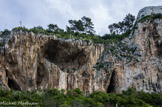 <center></center><center>Balzi Rossi.</center>De l'ouest à l'est, les deux groupes comprennent la grotte du Conte Costantini, la grotte des Enfants, la grotte Florestan et la grotte du Cavillon situées au nord de la voie ferrée, Barma Grande et Barma du Bausu da Ture (qui fut détruite par une carrière à la fin du siècle dernier) situées au sud, et enfin la grotte du Prince, la plus vaste, située au nord.