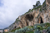 <center></center><center>Balzi Rossi.</center>Les cavernes des Balzi Rossi s'ouvrent au pied d'une falaise de calcaires dolomitiques datant du Jurassique supérieur. La paroi, haute de 100 mètres environ, sépare le village de Grimaldi di Ventimiglia (dans la province d'Imperia) de la frontière française. La localité tient son nom de la couleur rougeâtre qui caractérise la roche de la paroi (