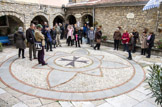 <center></center><center>Place devant l'église..</center>