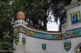 <center>Le jardin Fontana Rosa </center>Une immense frise bleu turquoise annonce en trois langues, français, espagnol, anglais, la vocation de Fontana Rosa, Le jardin des romanciers.