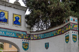 <center>Le jardin Fontana Rosa </center>Les céramiques du portail d'entrée sont signées et datées, novembre 1926, par Rinaldo Donadoni, directeur technique chez Saïssi. . Lorsque Blasco Ibanez s'installe à Menton, depuis prés d'un demi-siècle, les façades de la ville sont colorées de frises et de céramiques aux couleurs vives. Certains de ces décors de terre cuite sont produits par une entreprise spécialisée que fonde en 1873 Joseph Saïssi dans la vallée du Borrigo. Blasco Ibanez fait appel à cette fabrique. A partir de 1986, à la demande de la municipalité, le potier mentonnais Jean-Pierre Gaffarelli se consacre à la restauration des céramiques du jardin. Décédé en 2001, il ne verra pas la mise en place de son œuvre.