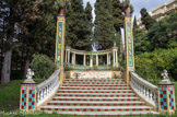 <center>Le jardin Fontana Rosa </center>Les monuments dédiés aux dix écrivains les plus grands de tous les temps, selon Ibañès, ont été exécutés par Léopold Bernstamm. Le plus beau de tous sera celui de Cervantès. En réalité, douze bustes en bronze sont placés dans le jardin : Balzac, Boccace, Cervantès, Tolstoï, Zola, Allan Poe et Hugo. Cette rotonde rappelle la gloriette des frères Alvarez Quintero du parc sévillan.