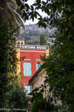 <center>Le jardin Fontana Rosa </center>La salle de cinéma est couronnée par l'inscription « Fontana Rosa » en grandes lettres jaunes sur fond bleu afin de capter le regard des voyageurs qui attendent le train sur les quais de la toute proche gare de Garavan ou de guider les visiteurs attendus par l'hôte de ces lieux.