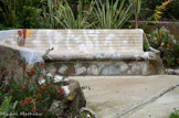 <center>Le jardin Fontana Rosa </center>Banc en rocaille.