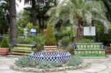 <center>Le jardin Fontana Rosa </center>Depuis la disparition de Gaffarelli, la suite a été confiée au céramiste Stéphane Montalto : on lui doit les carreaux unis émaillés bleu ou blanc du bassin octogonal, les jarres à motif grec.