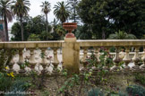 <center>Le jardin Fontana Rosa </center>Balustres en terre cuite, réalisés avec la technique du tour à la corde, coupes de style Médicis, de Stéphane Montalto.