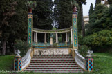 <center>Le jardin Fontana Rosa </center>A l'arrière du monument de Cervantès, Blasco Ibanez aménage une plantation d'agrumes sur la pente où serpente un chemin en lacets jalonné de cyprès. Les carreaux de céramique ocre et rouges des contremarches proviennent de Belgique.