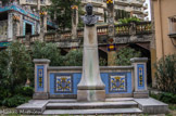 <center>Le jardin Fontana Rosa </center>Ce monument a été exécuté par un grand sculpteur russe, Léopold Bernstamm, qui vit à Menton depuis la Révolution ; il fut sculpteur du tsar. Le buste avait été offert par l'épouse de l'écrivain à la ville de Menton, qui le refusa. On l'a alors ramené ici. Vicente Blasco Ibañez décède à Fontana Rosa le 28 janvier 1928. Quelques jours plus tard, il est inhumé au cimetière du Trabuquet à Menton. La proclamation de la République espagnole en 1931 rend possible le transfert des cendres de cet opposant virulent à la monarchie, vers sa terre natale.