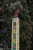 <center>Le jardin Fontana Rosa </center>Cependant, la plupart des carreaux ont été créés spécialement pour ce domaine. Il en est ainsi pour tous les motifs de guirlandes de fleurs, de citrons et d'oranges. Les carreaux bleus et les guirlandes florales proviennent de la fabrique de Menton.