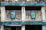 <center>Le jardin Fontana Rosa </center>Les grands panneaux de l'aquarium décrivent des paysages marins peuplés de poissons multicolores, au-dessus des papillons butinent des blasons bleu turquoise.