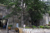 <center>Le fort de Sainte-Agnès.</center>Lors de la bataille de juin 1940, il contribua ainsi à repousser l'attaque italienne Dominant le village de Sainte-Agnès, il est bâti en caverne dans un piton rocheux. Il comporte quatre blocs bétonnés, en partie enterrés, reliés entre eux par un réseau de galeries souterraines abritant l'équivalent d'une caserne.