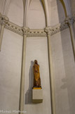 <center>Chapelle à gauche du chœur.</center>Absidiole de gauche. Vierge en bois.