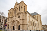 <center></center><center>L'église Saint-Michel-Archange </center> Une église dédiée au vocable de Saint Michel apparaît dans une bulle du pape Pascal II, datée de 1114. En 1847, face à l'accroissement de population de ce nouveau quartier de la ville, Mgr Eugène de Mazenod fit ériger une chapelle proche de l'ancien chemin du Camas. Puis une nouvelle église est projetée sur les plans de l'architecte Pierre Marius Berengier. Les travaux débutèrent le 2 novembre 1849. Le 21 avril 1850 Mgr de Mazenod en bénit la première pierre en présence de M. de Chantérac, maire de Marseille. Les travaux furent interrompus à plusieurs reprises par manque de financement.