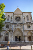 <center></center><center>L'église Saint-Michel-Archange </center>  La travée centrale de la façade comporte un portail à gable surmonté d'une rosace. Cette travée est encadrée de deux tours porches. L'église est dotée de quatre cloches, trois d'entre elles ont été installées en 2011 et sont situées dans le clocher (tour de droite).