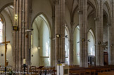 <center>La nef.</center>L'avant dernière chapelle n'existe plus, photo de 2012. Les piliers portent les croix de consécration.