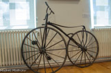 <center>Villard-de-Lans : maison du patrimoine.</center>Vélocipède ou bicycle. 1865. La draisienne est un véhicule à 2 roues sans pédales. En 1861 P. Michaux ajoute des pédales sur l'axe de la roue avant d'une draisienne : le vélocipède est né. La bicyclette est caractérisée par l'apparition d'une chaîne qui sert à transmettre le mouvement.