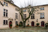 <center>L'hôtel de ville </center>L'hôtel de ville est un ancien hôtel particulier construit au XVIIème siècle par Désiré de Moustiers, ancien consul de Marseille. Il fut ensuite acheté par Monsieur de Garnier qui fit fortune avec le corail. Cet édifice à deux niveaux est percé de fenêtres à meneaux et d'oculus.