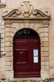 <center>L'hôtel de ville </center>Dans les armoiries de Cassis, il y a une crosse d'évêque ou d'abbé, évoquant l'appartenance de la cité aux évêques de Marseille ou des abbés de st Vistor,  et deux poissons qui sont des morues car Marseille devint le 1er port de débarquement de négoce de la morue sèche à la fin du 18ème siècle pour les Terreneuviers de la baie de Saint-Brieuc.
Au-dessus de la porte, la date de la construction du bâtiment, 1626.