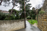 <center>Le château</center>L'entrée.
Le vocable Carsicis Portus apparaît pour la première fois au IIe siècle après J.-C. dans l'itinéraire de l'empereur Antonin. Le préfixe Car veut dire pointe.
La première enceinte est bâtie au huitième siècle et la deuxième au XIIIe siècle par les seigneurs des Baux. Cet ancien « Castrom de Carsicis» fut probablement construit vers 1225 par Hugues des Baux. Cette puissante famille, dont les armes portaient une étoile à seize rais, prétendait descendre du roi mage Balthazar. Il resta en leur possession jusqu'au XVe siècle. 
Alix des Baux donne la villa au comte de Provence, le roi René qui revend en 1470 ses droits sur Cassis à l'évêché de Marseille qui la gérera jusqu'en 1789. C'est à l'intérieur de ce 