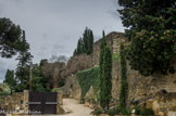 <center>Le château</center>L'entrée. 
La troisième enceinte est édifiée entre 1372 et 1380 pour se protéger des grandes compagnies dont un des chefs était Turenne.
Le village faisait de la commune de Roquefort la Bédoule et devint autonome vers 1400.
Au XVIe siècle la ville devient française comme toute la Provence.
En 1524 Charles Quint donne l'assaut à la ville et s'empare du château.
En 1533 François Ier donne aux Cassidens une charte pour favoriser la reconstruction du château. 
En 1794 napoléons vient inspecter les batteries du château ainsi que celle du Bestouan et de la pointe Cacau. 
En 1813, des marins anglais entrent dans le château sans doute aidés par des Cassidens royalistes. Sous la IIIe République il est mis en vente.