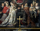 <center>L'église st Michel</center>À sa gauche se trouvent des laïcs : le roi Henri IV, le roi Louis XIII et sa femme en Autriche. Henri IV est en position de prions, il a déposé sa couronne il se trouve en armure avec une fraise. Derrière lui Louis XIII avec l'hermine et le collier de l'ordre du Saint Esprit, il est revêtu de manteau fleurdelisé. Louis XIII à raffermir les liens entre le royaume et la Vierge en le plaçant sous sa protection. Derrière lui Anne d'Autriche présente un chapelet rouge en corail, comme de l'autre côté le père Joseph.
À sa droite se trouvent des clercs : le pape Urbain VIII, le cardinal Richelieu et le père Joseph. Urbaines huit a été par 2623 à 1644. Il a été formé par les jésuites et c'est lui qui a condamné Galilée. Il touche le rosaire avec une de ces mains, l'autre étant dirigée vers Henri IV qu'il connaissait. Le cardinal Richelieu fut le principal ministre de Louis XIII de 1624 à 1642, date de sa mort. C'est lui qui met en place les réformes du concile de 30 ainsi que les réformes centralisatrices de Louis XIII. Le père Joseph est son éminence grise.