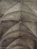 <center>Basilique de saint-Maximin.</center>De haut enbas : Blason Anjou-Sicile parti de Jérusalem, personnage à coiffure singulière, Blason d'Anjou-Sicile et bustes.