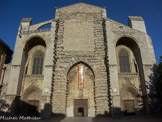 <center>Basilique de saint-Maximin.</center>En 1295 Charles II d'Anjou, devenu Comte de Provence et Roi de Sicile, décide de faire construire sur les lieux mêmes de la découverte du tombeau, une basilique et un couvent ; il confie l'établissement des plans de l'ensemble de la construction au « Magister Petrus Gallicus, protomagister operum curiæ » : ce serait donc Pierre d'Agincourt, mais il n'est pas certain qu'il ait effectivement réalisé le début de la construction.  En 1320 le chevet et la dernière travée sont terminés. Les quatre travées suivantes sont réalisées de 1330 à 1345. L'entrée de la crypte se situe alors en dehors de l'église. En 1404 on sait que l'abside et les cinq dernières travées de la nef étaient terminées. Jean II Le Meingre dit Boucicaut, maréchal de France, décide pour couvrir la crypte de faire édifier la partie nord de la quatrième travée. Les travaux reprennent sous Louis XII en 1508. Les trois premières travées sont achevées en 1532 après quelques interruptions dues notamment à la peste. L'inscription gothique du XVIe siècle, au revers de la façade rappelle ces étapes. Les architectes seront Pierre Garcin et son père Jean Garcin. L'argent manqua pour achever la façade et construire le clocher : une tourelle, au  niveau de l'abside, en tient lieu.