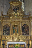 <center>L’autel du Rosaire.</center>Au-dessus du tabernacle, la statue en bois de Notre Dame du Rosaire, grandeur nature, est entourée de deux tableaux (17ème siècle, école française) : à gauche, La Sainte Vierge donnant le rosaire à saint Dominique ; à droite, saint Joseph assistant un agonisant.