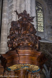 <center>La chaire.</center>Au-dessus de l'abat-voix, un groupe sculpté représente l'Exaltation de sainte Marie Madeleine, emportée par les anges vers la gloire divine.