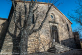 <center>L'église haute.</center><center>Banon.</center> L'église haute. L'église de Banon est située dans le haut du vieux village. Au Moyen Âge, elle fait office de chapelle pour leshabitants du château. Elle  devient église paroissiale en 1350. Puis, en 1652, deux nefs latérales sont ajoutées. L'église est à nouveau agrandie en 1733, puis saccagée pendant la révolution. Elle est restaurée en 1826, grâce au curé terrasson et au maire Clément. Elle est de style roman.