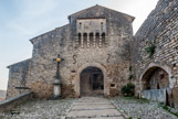 <center>Porte du XIVe.</center><center>Banon.</center> Porte du XIVe. Les remparts, dont on peut admirer un bel échantillon entre le portail et la tour carrée, avaient 800 mètres de pourtour, un mètre d'épaisseur et dix mètres de haut.