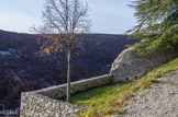 <center>Restes du château.</center><center>Banon.</center> Au point le plus élevé du village, près de l'ancien Hôtel-Dieu et contre l'église désaffectée, à l'emplacement d'un monticule, existait déjà au début du XIIème siècle un château fort appartenant aux Simiane, seigneur de Banon. Ce château fut remanié au XIIIème siècle et remplacé au XVIIIème siècle par un château assez modeste qui sera incendié à la Révolution, obligeant Alexandre de Tournon-Simiane, son dernier propriétaire, à s'enfuir. On raconte qu'il partit par le sentier de la source des Brieux et qu'en se retournant une dernière fois avant de perdre Banon de vue, il ne vit qu'un amas de bois et de pierres. Remaniée à maintes reprises, l'église attenante aurait été partiellement reconstruite sur les restes de la chapelle du château.