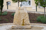 <center>St Jean Cap Ferrat</center>Fontaine Coexist. Elle fut inaugurée en septembre 2007 en présence du président de la fondation Coexist, james Kidner, de Cherie Blair, épouse de l'ancien premier ministre britannique Tony Blair et du chanteur Bono du groupe U2. La fondation Coexist au logo formé du croissant des musulmans, de l'étoile de David des juif ainsi que de la croix des chrétiens, œuvre pour promouvoir les échanges entre les différentes religions.