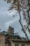 <center>Tour de guet.</center>Les deux tours carrées au sommet du ro­cher sous lequel s'abrite le village, appartiennent aux premiers siè­cles de la féodalité. Dès l'an 1033, le château de Cotignac existait, et appartenait à Boniface de Castellane.